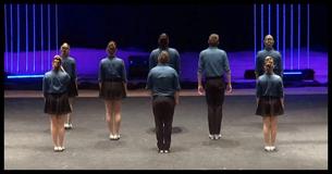 Um grupo de dança executa uma incrível performance com movimentos incríveis Um grupo de dança executa uma incrível performance com movimentos incríveis