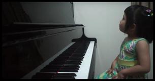 Precious 3-Year-Old Giggles At Piano Before Blowing You Away With Her Talent Precious 3-Year-Old Giggles At Piano Before Blowing You Away With Her Talent