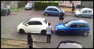 Rücksichtsloser Nachbar blockiert die Einfahrt einer Frau, bis ihn der harte Man eine Lektion lehrt Rücksichtsloser Nachbar blockiert die Einfahrt einer Frau, bis ihn der harte Man eine Lektion lehrt