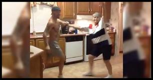 Mãe e filho dão as mãos quando sua canção favorita começa a tocar; a dança deles está animando a internet Mãe e filho dão as mãos quando sua canção favorita começa a tocar; a dança deles está animando a internet