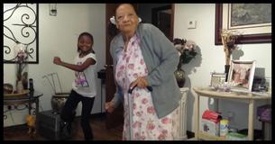 L'arrière-petite-fille défie sa grand-mère de 97 ans à une soirée de danse - mais ces gestes élégants sont la dernière chose à laquelle elle s'attendait
L'arrière-petite-fille défie sa grand-mère de 97 ans à une soirée de danse - mais ces gestes élégants sont la dernière chose à laquelle elle s'attendait