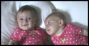 Mãe coloca gêmeas na cama. Não tire os olhos da bebê à direita. Mãe coloca gêmeas na cama. Não tire os olhos da bebê à direita.