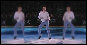 Un élégant patineur sur glace interprète Un élégant patineur sur glace interprète