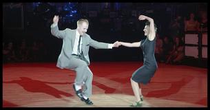 O Público foi à Loucura Com a Rotina de Swing do Casal em 'Dirty Dancing' O Público foi à Loucura Com a Rotina de Swing do Casal em 'Dirty Dancing'