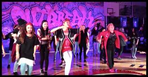 Elever börjar dansa till "Uptown Funk" men 60 år gammal lärare stjäl showen Elever börjar dansa till "Uptown Funk" men 60 år gammal lärare stjäl showen