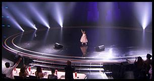Une petite fille de 5 ans ne veut pas gagner le prix d'un million de dollars, et chante une chanson qui justifie son choix. Une petite fille de 5 ans ne veut pas gagner le prix d'un million de dollars, et chante une chanson qui justifie son choix.