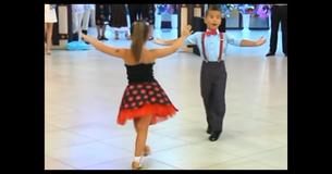 La petite fille commence à balancer et donner des coups de reins pour aspirer la musique - mais quand un petit garçon se joint à elle sur la piste de danse, la foule s'est emballée. La petite fille commence à balancer et donner des coups de reins pour aspirer la musique - mais quand un petit garçon se joint à elle sur la piste de danse, la foule s'est emballée.