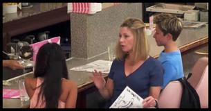 Clientes interferem quando ouvem mãe em abrigo adotivo abusando de órfãos, enquanto favorecem filhos 'reais' Clientes interferem quando ouvem mãe em abrigo adotivo abusando de órfãos, enquanto favorecem filhos 'reais'