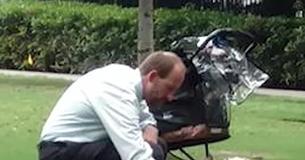 Mand i park med tom klapvogn tror ikke der er nogen der kigger, men løber fortæller sandheden med billede Mand i park med tom klapvogn tror ikke der er nogen der kigger, men løber fortæller sandheden med billede