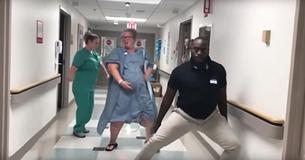 Mamá embarazada baila en pasillo de hospital cuando las enfermeras entran y coge a todos desprevenidos con un movimiento Mamá embarazada baila en pasillo de hospital cuando las enfermeras entran y coge a todos desprevenidos con un movimiento