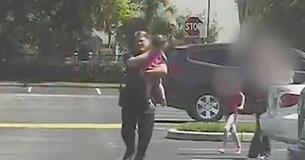 Menina de 3 anos de idade presa em carro quente por 12 horas - o momento em que um policial a resgata é de parar o coração Menina de 3 anos de idade presa em carro quente por 12 horas - o momento em que um policial a resgata é de parar o coração