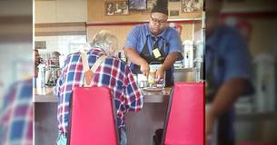 Essa empregada da rede de restaurantes Waffle House não sabia que estava sendo observada quando um cliente a gravou secretamente seu ato para com um idoso e se tornou um viral Essa empregada da rede de restaurantes Waffle House não sabia que estava sendo observada quando um cliente a gravou secretamente seu ato para com um idoso e se tornou um viral