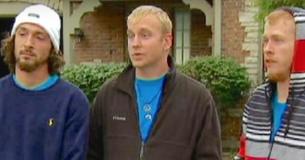 Movers See Woman Hiding In Alley From Her Abuser, Hide Her In The Back Of A Moving Truck To Rescue Her Movers See Woman Hiding In Alley From Her Abuser, Hide Her In The Back Of A Moving Truck To Rescue Her