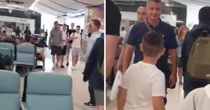 Kids About To Go On Vacation With Divorced Mom - Then, They See Their Dad Walking Towards Them In The Airport Kids About To Go On Vacation With Divorced Mom - Then, They See Their Dad Walking Towards Them In The Airport
