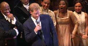 Cuando el príncipe Harry irrumpe en una canción durante el musical 'Hamilton', el elenco se queda boquiabierto Cuando el príncipe Harry irrumpe en una canción durante el musical 'Hamilton', el elenco se queda boquiabierto