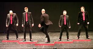 5 beaux hommes entrent en scène pour danser jusqu'à ce que l'homme au milieu se tourne et emporte le spectacle 5 beaux hommes entrent en scène pour danser jusqu'à ce que l'homme au milieu se tourne et emporte le spectacle