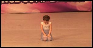 Une petite fille exécute de magnifiques pas de danse et fait applaudir toute son audience Une petite fille exécute de magnifiques pas de danse et fait applaudir toute son audience