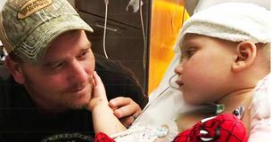 Un pompier qui a sauvé un enfant de 6 ans d'un massacre se présente à l'hôpital pour le ramener à la maison Un pompier qui a sauvé un enfant de 6 ans d'un massacre se présente à l'hôpital pour le ramener à la maison