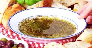 This Olive Oil and Balsamic Dip Recipe Proves That It´s The Little Things In Life That Make Us Happy This Olive Oil and Balsamic Dip Recipe Proves That It´s The Little Things In Life That Make Us Happy