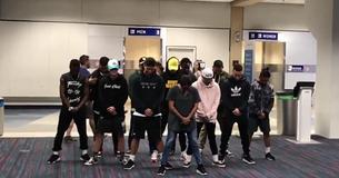 After 6-Hr Delay, Dancers Cheer Up Frustrated Travelers With An Incredible Routine After 6-Hr Delay, Dancers Cheer Up Frustrated Travelers With An Incredible Routine