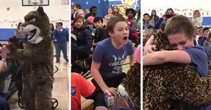 This Military Mom Dressed Up As The School Mascot And Gave Her Son A Heartwarming Surprise This Military Mom Dressed Up As The School Mascot And Gave Her Son A Heartwarming Surprise