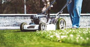 28 Years After Getting Divorced Dad Is Photographed Mowing Ex-Wife’s Lawn 28 Years After Getting Divorced Dad Is Photographed Mowing Ex-Wife’s Lawn