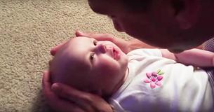 Papá acuna y canta a su niñita pero es la emotiva respuesta de esta lo que deja a todos con los ojos anegados Papá acuna y canta a su niñita pero es la emotiva respuesta de esta lo que deja a todos con los ojos anegados