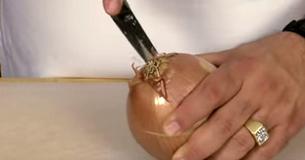 Everyone Cuts Onions In A Wrong Way- Proves Chef And He Is Right Everyone Cuts Onions In A Wrong Way- Proves Chef And He Is Right
