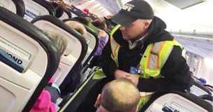 Woman Takes A Picture To Show What The Plane Crew Was Up To That Caused A 45-Minutes Delay On Runway Woman Takes A Picture To Show What The Plane Crew Was Up To That Caused A 45-Minutes Delay On Runway