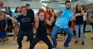 Invitados a la clase de baile por sus hijos, padre y madre impresionan a todos con sus increíbles movimientos Invitados a la clase de baile por sus hijos, padre y madre impresionan a todos con sus increíbles movimientos