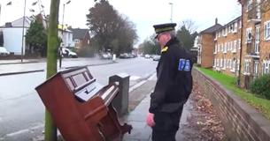 Un inspector de tráfico descubre un piano abandonado y le encuentra un uso en segundos, enloqueciendo al internet Un inspector de tráfico descubre un piano abandonado y le encuentra un uso en segundos, enloqueciendo al internet