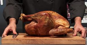 Un chef revela la manera correcta de cortar el pavo, y muchos lo hacemos mal Un chef revela la manera correcta de cortar el pavo, y muchos lo hacemos mal