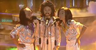 Vestidos exactamente como el grupo pop, estos 3 jóvenes cantan y ofrecen un tributo increíble a los icónicos Bee Gees. Vestidos exactamente como el grupo pop, estos 3 jóvenes cantan y ofrecen un tributo increíble a los icónicos Bee Gees.