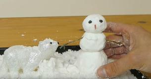 Make Your Own 2-Ingredient Fake Snow If You’re Missing The Real Winter Snow Make Your Own 2-Ingredient Fake Snow If You’re Missing The Real Winter Snow