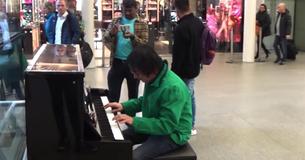 Incredible 'Amazing Grace' Cover Brings Strangers To A Complete Halt In Busy Mall Incredible 'Amazing Grace' Cover Brings Strangers To A Complete Halt In Busy Mall