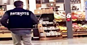 Real Life 'Santa' Surprises Customers At Retail Store By Paying For Everyone's Layaway Items Real Life 'Santa' Surprises Customers At Retail Store By Paying For Everyone's Layaway Items