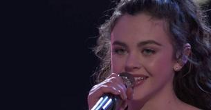 Adolescente con una voz sensacional viaja de vuelta a los 80 interpretando un éxito de The Judds. Adolescente con una voz sensacional viaja de vuelta a los 80 interpretando un éxito de The Judds.