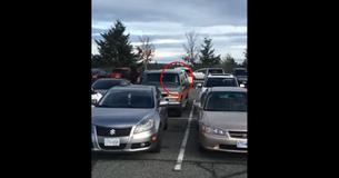 Le propriétaire du chien capture un moment hilarant à la caméra après avoir laissé ce dernier dans la voiture pendant qu'il faisait les courses. Le propriétaire du chien capture un moment hilarant à la caméra après avoir laissé ce dernier dans la voiture pendant qu'il faisait les courses.