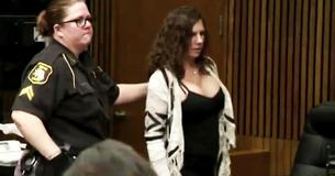 La mère d'une conductrice ivre prise d'un fou rire au tribunal - Le juge la jette en prison et la salle l'applaudit La mère d'une conductrice ivre prise d'un fou rire au tribunal - Le juge la jette en prison et la salle l'applaudit