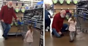 Un parfait inconnu prouve que la magie de Noël est réelle quand une fillette le prend pour le Père Noël Un parfait inconnu prouve que la magie de Noël est réelle quand une fillette le prend pour le Père Noël