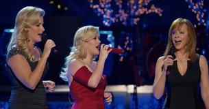 Kelly Clarkson se joint à Trisha et Reba sur scène et interprète une magnifique version de Kelly Clarkson se joint à Trisha et Reba sur scène et interprète une magnifique version de