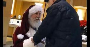 Santa Approaches Elderly Man, Drops To One Knee In Moment Onlookers Would Never Forget Santa Approaches Elderly Man, Drops To One Knee In Moment Onlookers Would Never Forget