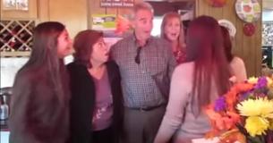 Una familia está posando para una foto en su fiesta, no tienen ni idea de quién es la chica que está posando hasta que se voltea Una familia está posando para una foto en su fiesta, no tienen ni idea de quién es la chica que está posando hasta que se voltea