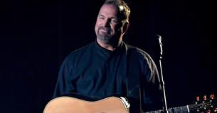 Garth Brooks no pudo evitar que le cayeran las lágrimas durante la presentación de la nueva canción que había escrito para Trisha Yearwood Garth Brooks no pudo evitar que le cayeran las lágrimas durante la presentación de la nueva canción que había escrito para Trisha Yearwood