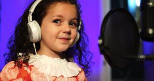 Little Girl Sings In Studio For 1st Time Performs Cheeky Christmas Number And Steals All Our Hearts Little Girl Sings In Studio For 1st Time Performs Cheeky Christmas Number And Steals All Our Hearts