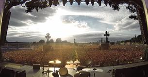 Tired Of Waiting For The Band, 65,000 Fans Began Singing Popular Tired Of Waiting For The Band, 65,000 Fans Began Singing Popular