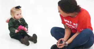 Mom Snaps Photo Of Awesome Store Worker Sitting On The Floor With Kid Who Just Threw Tantrum Mom Snaps Photo Of Awesome Store Worker Sitting On The Floor With Kid Who Just Threw Tantrum