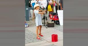 9-Yr-Old Violinist’s Cover Of “Despacito” Has Passersby Dancing On Sidewalk. 9-Yr-Old Violinist’s Cover Of “Despacito” Has Passersby Dancing On Sidewalk.