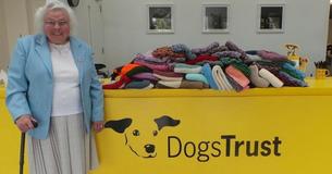 89-Year-Old Lady Knits Hundreds Of Blankets And Sweaters For Shelter Dogs, And It's Adorable 89-Year-Old Lady Knits Hundreds Of Blankets And Sweaters For Shelter Dogs, And It's Adorable