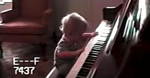 Niño que ha nacido sin ojos se sienta al piano, y lo que sucede hace que su padre vaya corriendo a por la cámara Niño que ha nacido sin ojos se sienta al piano, y lo que sucede hace que su padre vaya corriendo a por la cámara